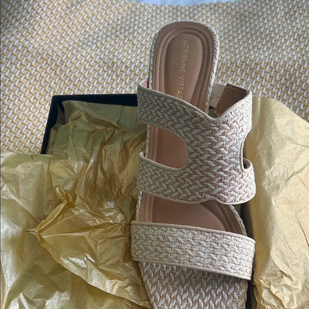 NWT Adrienne Vittadini Woven Tan Sandals